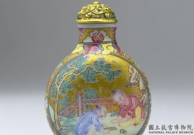 图片[2]-Glass-body painted enamel snuff bottle with a scene of children playing against a gold background, Qing dynasty, Qianlong reign (1736-1795)-China Archive